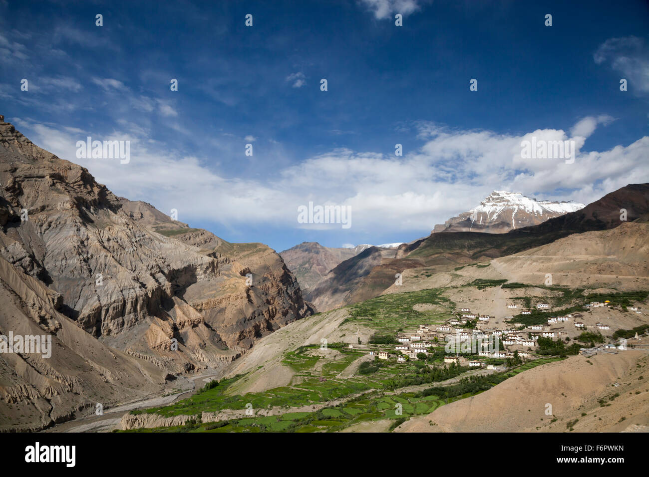 Vista su tutta la valle di Spiti da Kibber nella regione himalayana di Himachal Pradesh, India Foto Stock