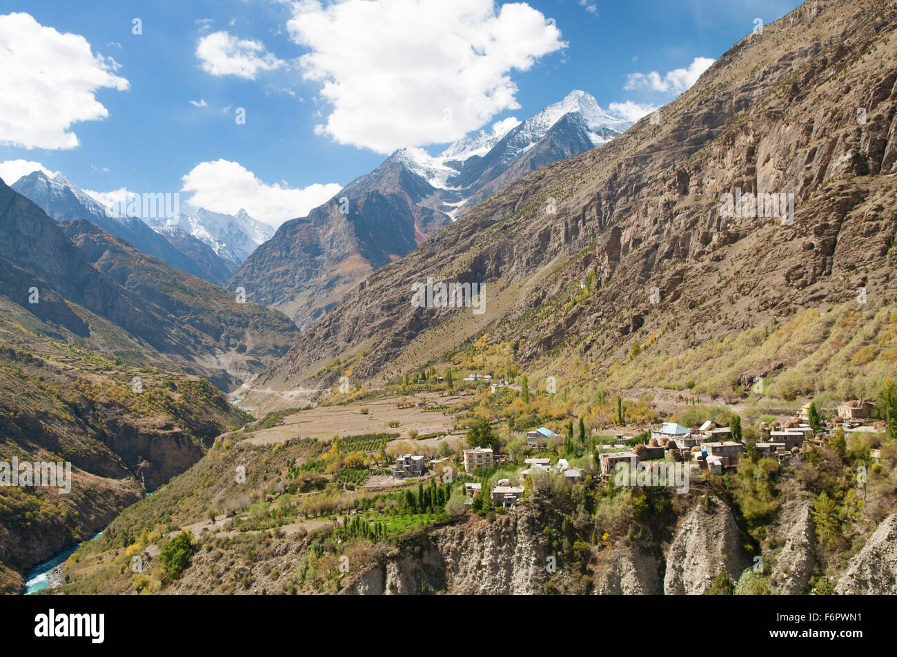 Villaggio himalayano paesaggio in Himalaya lungo Manali-Leh autostrada. Himachal Pradesh, India. Foto Stock