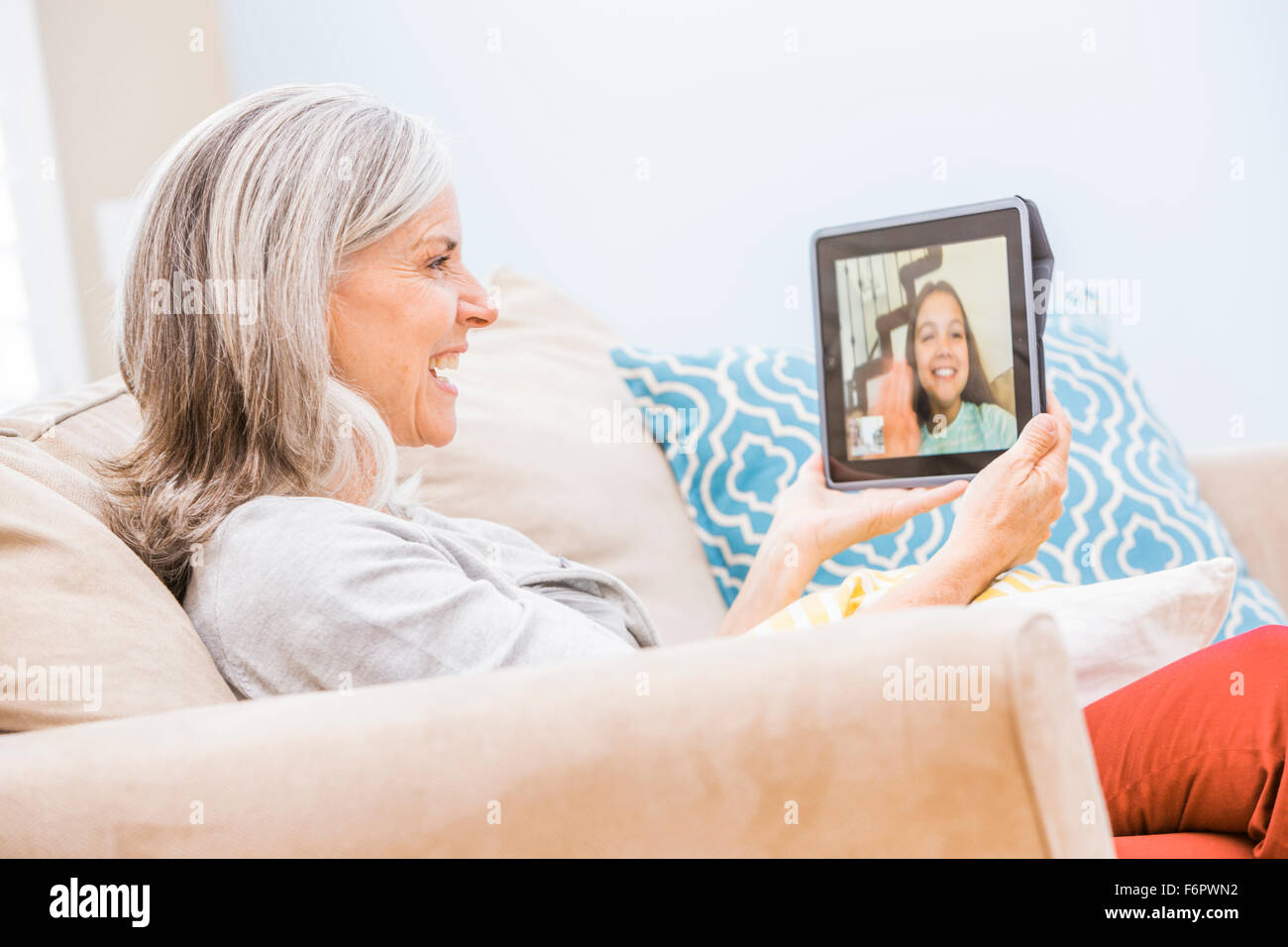 Nonna caucasica videochatting con il nipote sulla tavoletta digitale Foto Stock