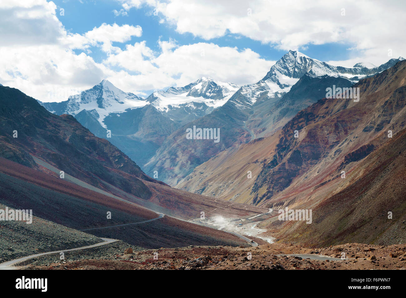 Paesaggio himalayano in Himalaya lungo Manali-Leh autostrada. Himachal Pradesh, India Foto Stock