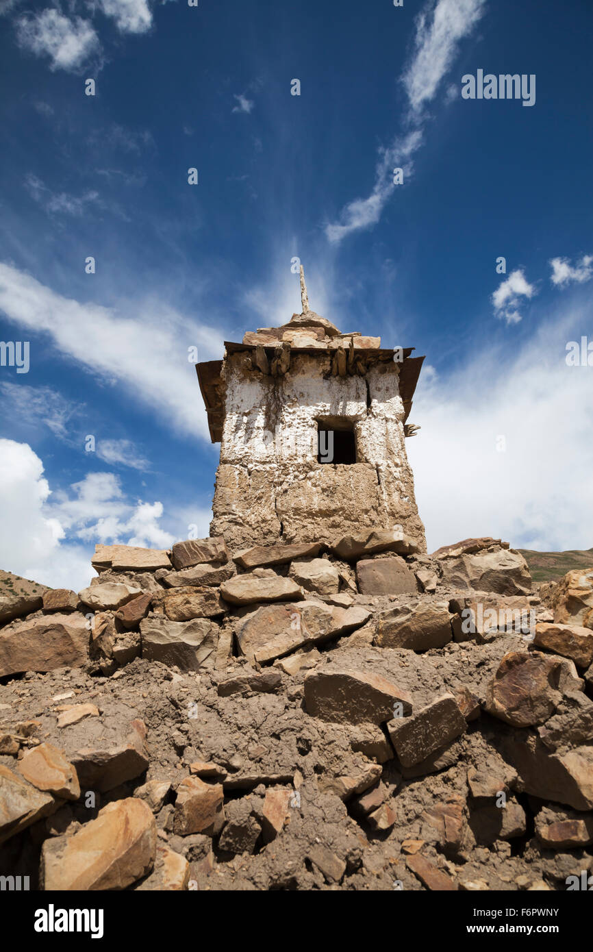 Stupa buddisti, a Komik (el. 15,027 piedi ) uno dei villaggi più alti nel mondo, Himachal Pradesh, India Foto Stock