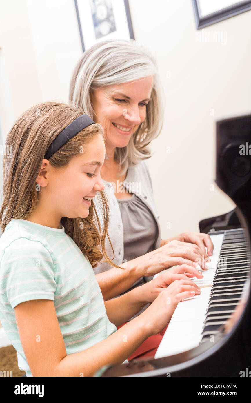 La donna caucasica studente dando lezioni di pianoforte Foto Stock