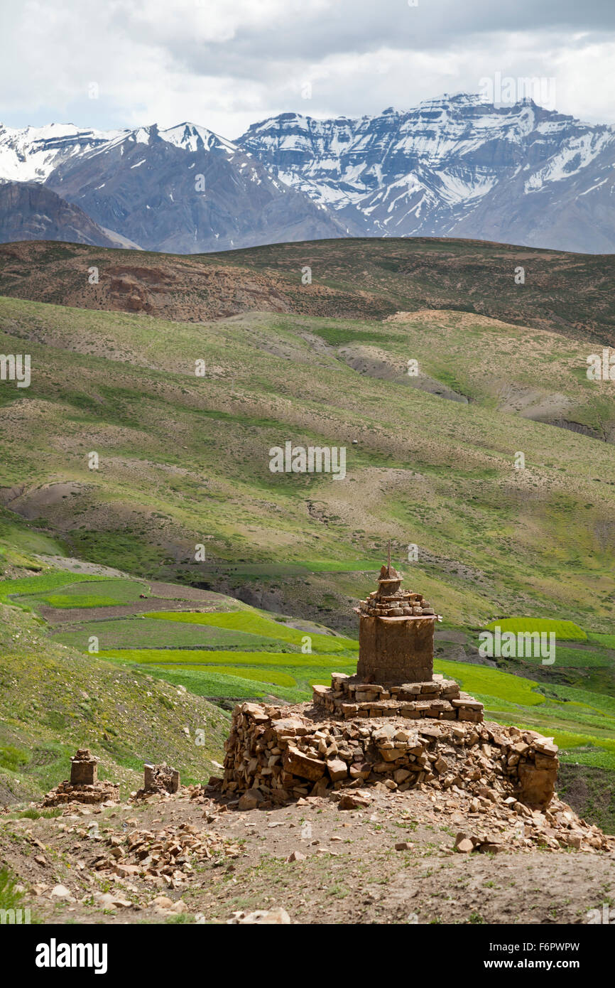 Stupa buddisti, a Komik (el. 15,027 piedi ) uno dei villaggi più alti nel mondo, Himachal Pradesh, India Foto Stock
