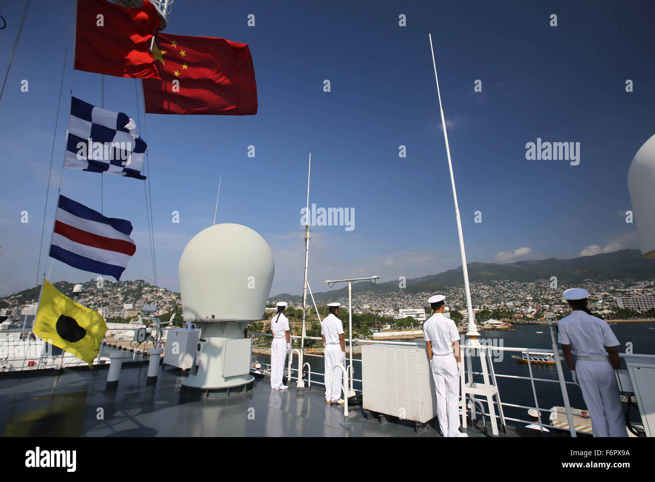 Acapulco, Messico. Xviii Nov, 2015. Soldati della nave ospedale della Marina del popolo cinese della Esercito di Liberazione (PLA) stand in linea a bordo al porto di Acapulco, Messico, nov. 18, 2015. Dopo sette giorni di servizio medico e buona volontà, visita la Cina del Naval nave ospedale la pace Arca a sinistra Acapulco per Barbados mercoledì. © Jiang Shan/Xinhua/Alamy Live News Foto Stock