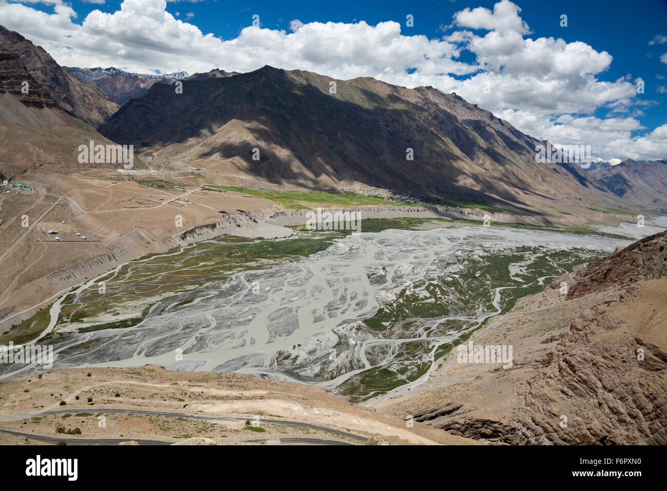 Le formazioni rocciose di fiumi e di erosione in spiti river, Himachal Pradesh, India del nord Foto Stock