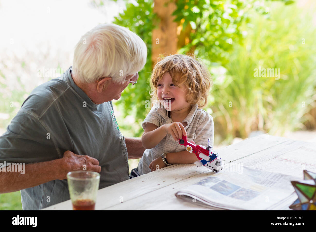 Nonno caucasica e nipote giocare con elicottero giocattolo Foto Stock