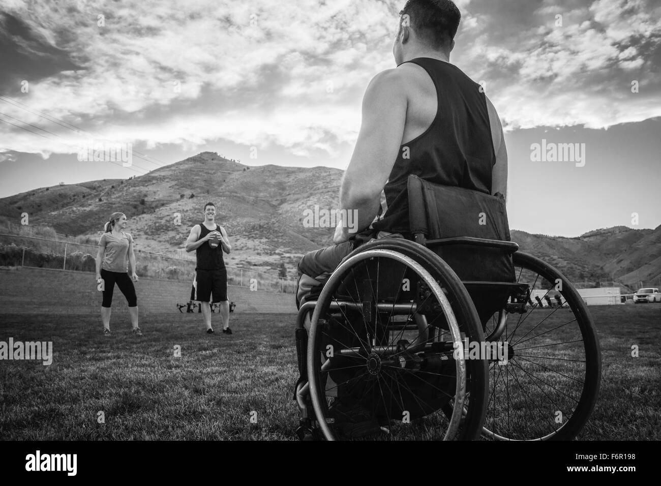 Atleta paraplegico in carrozzella a giocare sul campo Foto Stock