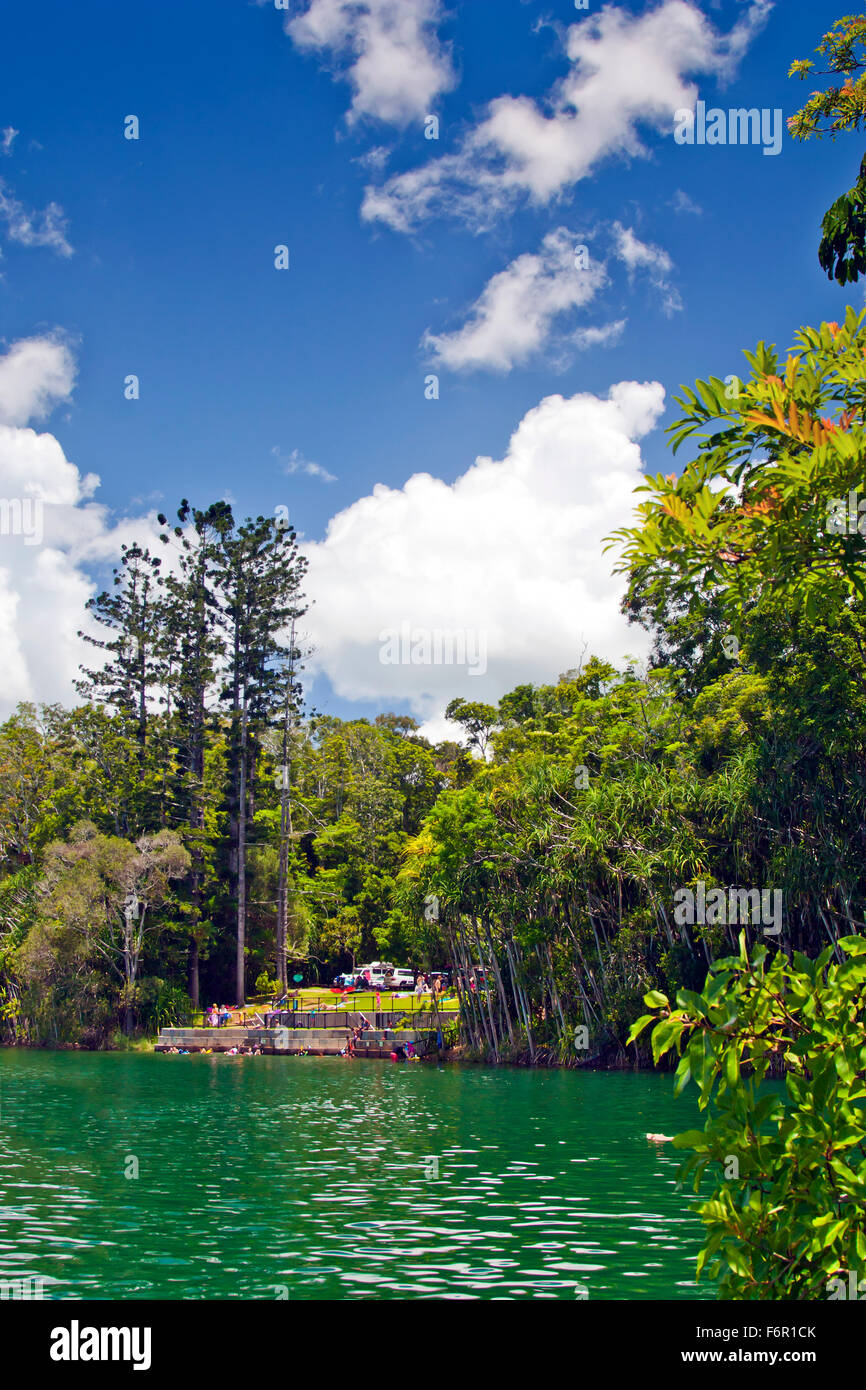 Lago Eacham è un estinto cratere vulcanico lago riempito con acqua cristallina Foto Stock