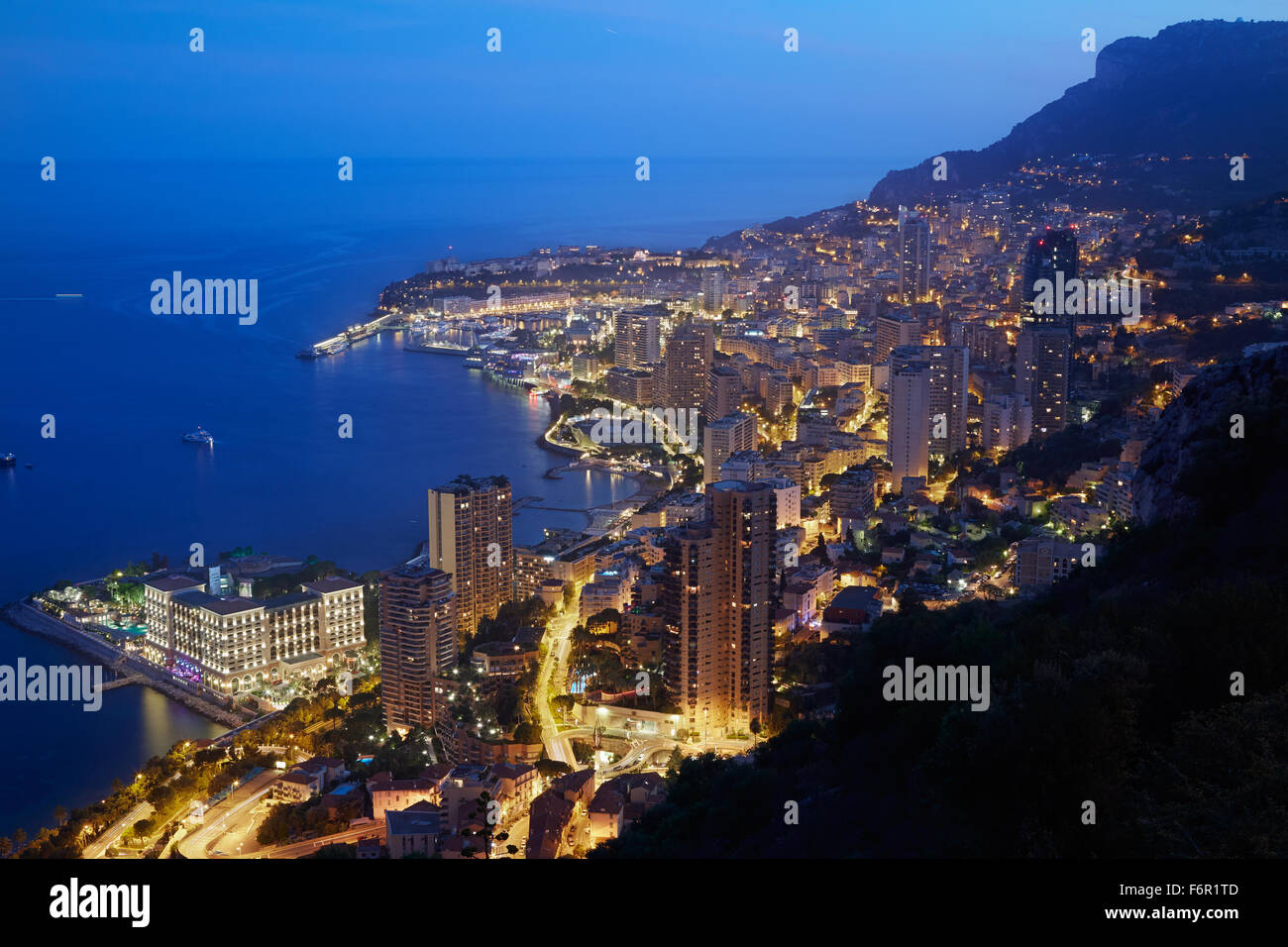 Monte Carlo, città illuminata vista in serata, Monaco, Cote d'Azur Foto Stock