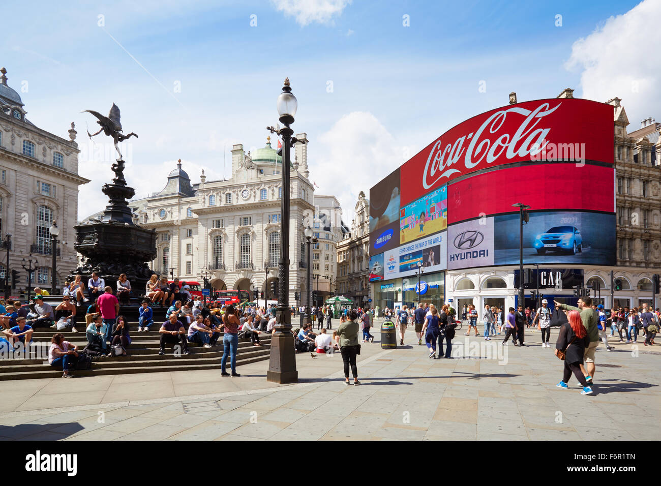Piccadilly Circus a neon di cartelloni e Eros fontana al giorno Foto Stock
