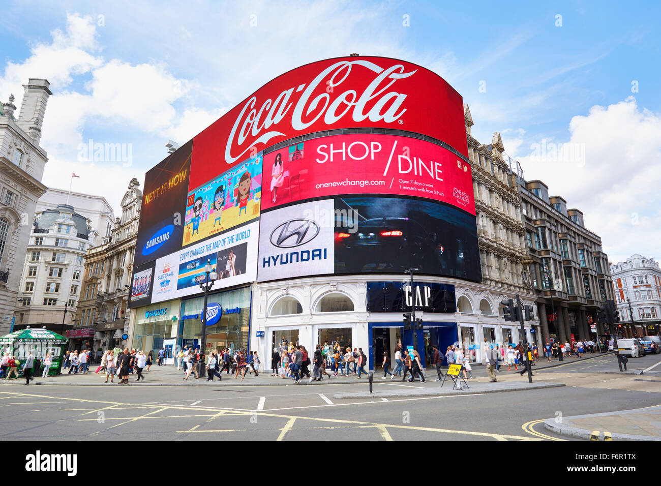 Famosi Piccadilly Circus insegne al neon e la gente a piedi al mattino Foto Stock