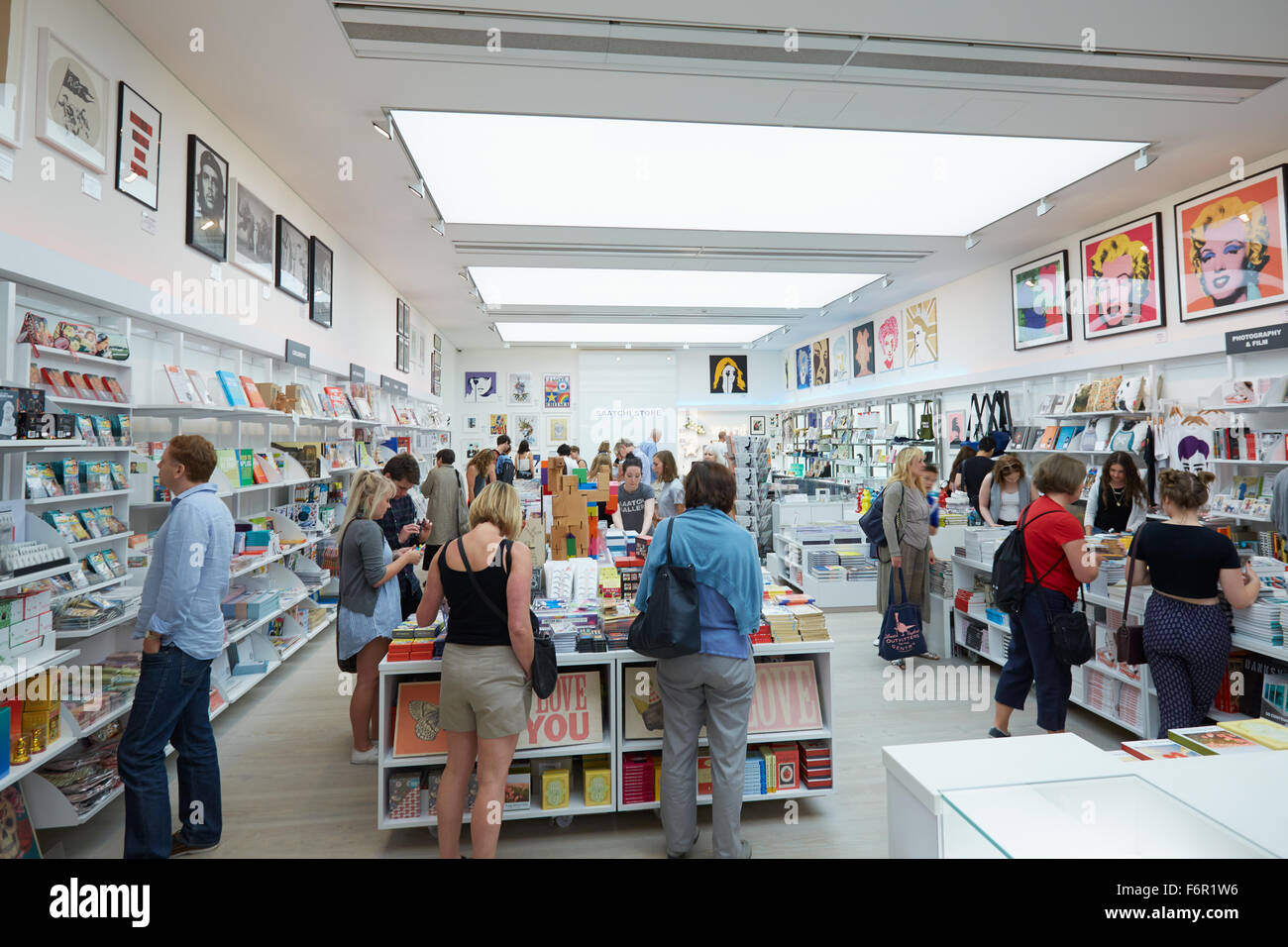 Visitatori presso la Saatchi Gallery book shop a Londra Foto Stock