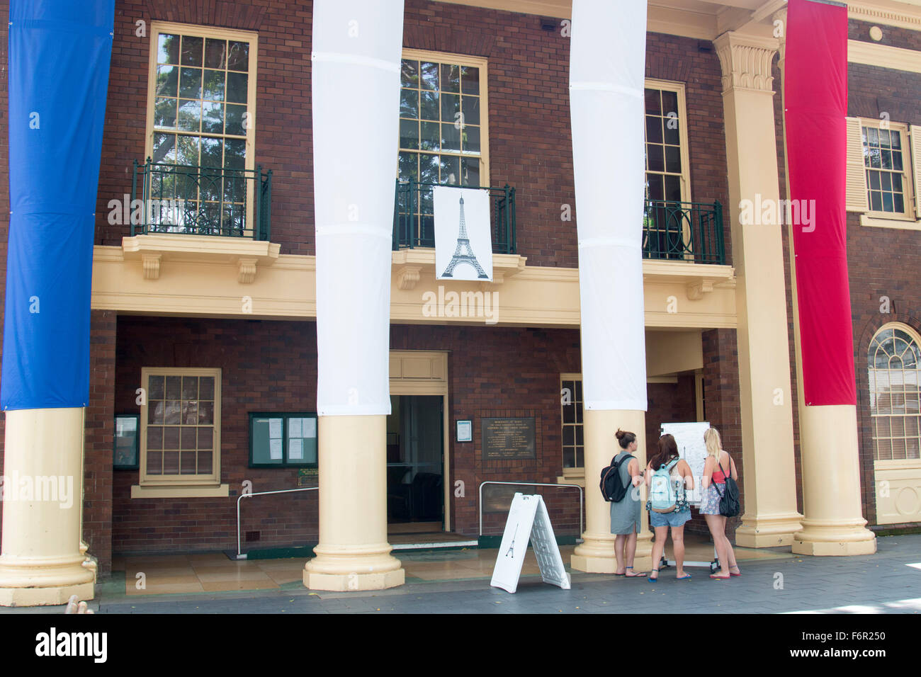 Sydney, Australia. Xix Nov, 2015. Manly Uffici Del Consiglio a Sydney visualizzare la bandiera francese colori e una scheda di firma a sostegno del popolo francese in seguito l'ISIL attacco terroristico nella città. Credit: modello10/Alamy Live News Foto Stock