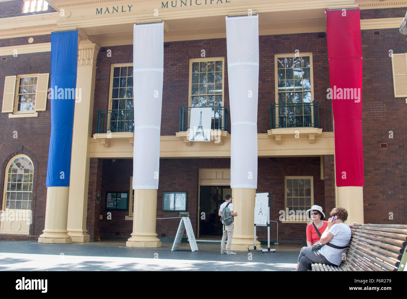 Sydney, Australia. Xix Nov, 2015. Manly Uffici Del Consiglio a Sydney visualizzare la bandiera francese colori e una scheda di firma a sostegno del popolo francese in seguito l'ISIL attacco terroristico nella città. Credit: modello10/Alamy Live News Foto Stock