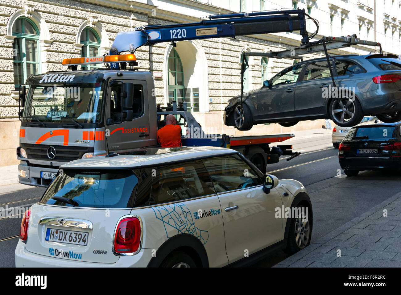 Incidente danneggiato Audi auto essendo winched su un camion, Monaco di Baviera, Baviera, Germania, Europa Foto Stock