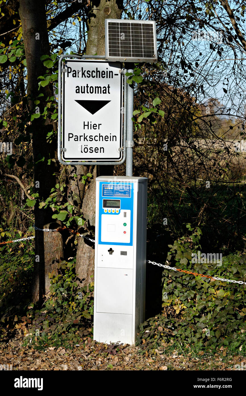 Tedesco a energia solare parcheggio ticket distributore, Ubersee, Chiemsee, Alta Baviera, Germania, Europa. Foto Stock