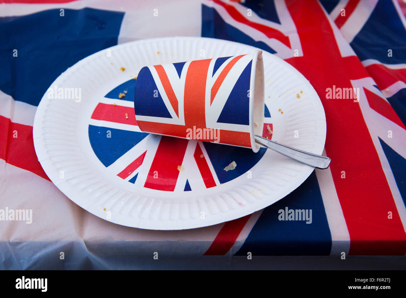 La regina di Inghilterra del Dimaond Giubileo e un partito street e a sinistra su alimenti adornano tabelle configurate dai residenti. Foto Stock