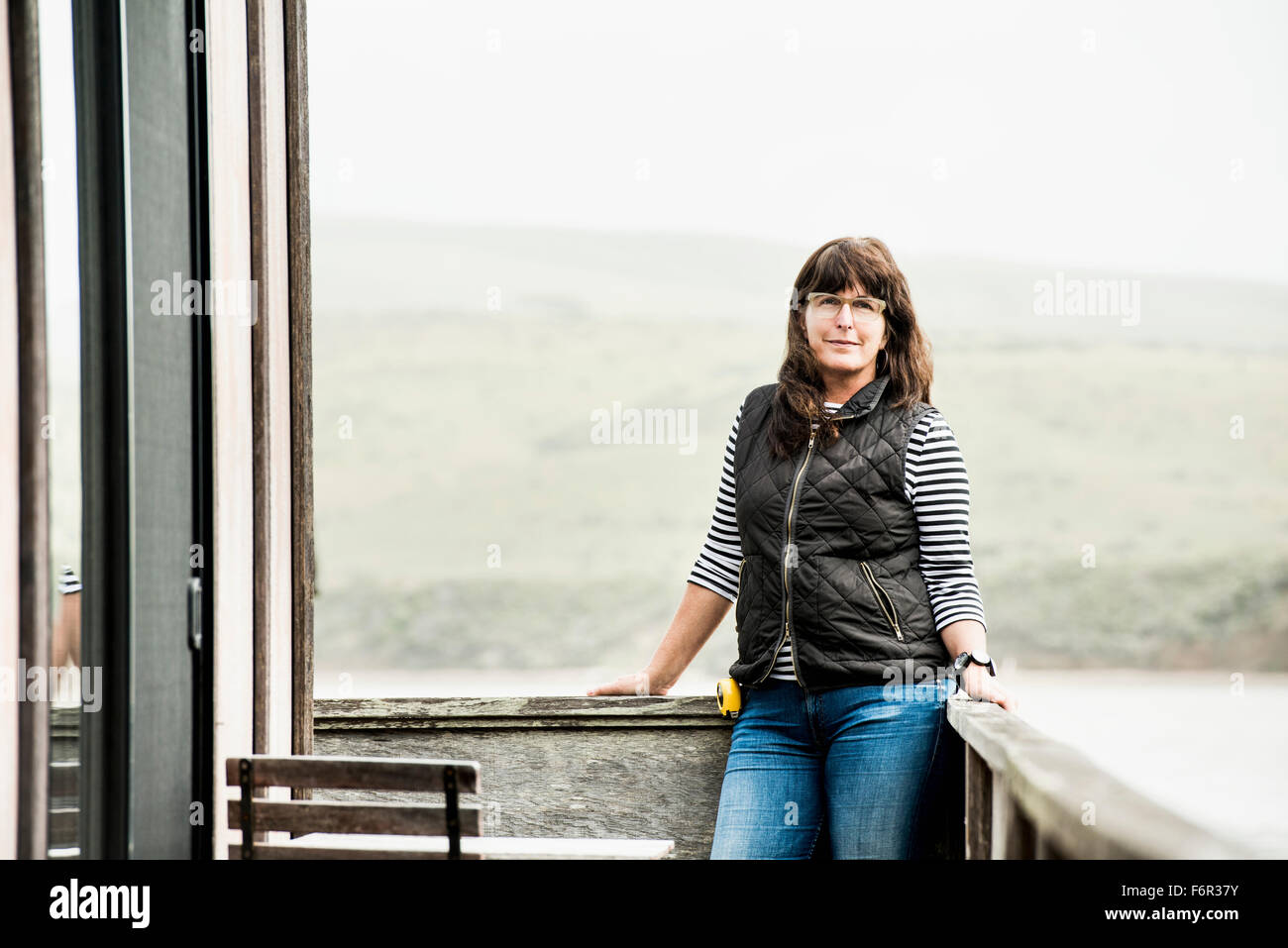 Caucasian donna in piedi sul balcone Foto Stock