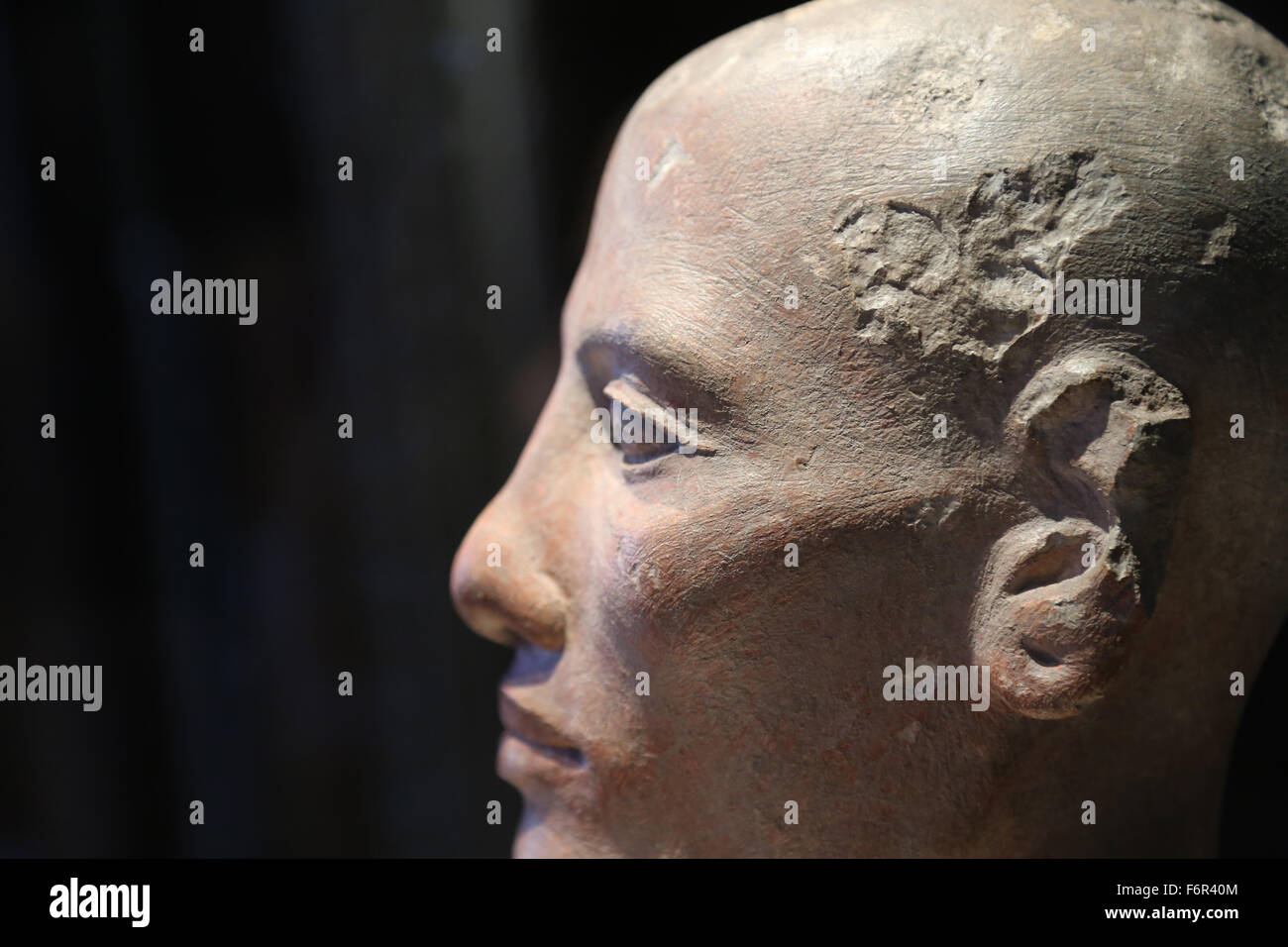Arte Egizia Testa di uomo. Calcare. Policromia. Il museo del Louvre. Parigi. La Francia. Foto Stock