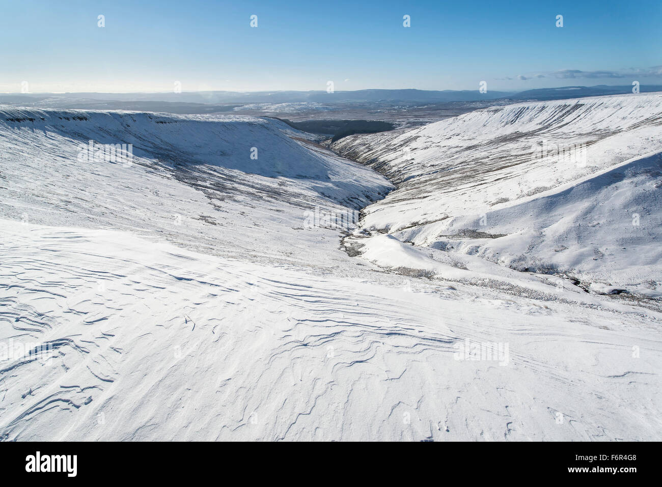 Splendide vedute di paesaggi dalla parte superiore di profonda montagne coperte di neve in inverno Foto Stock