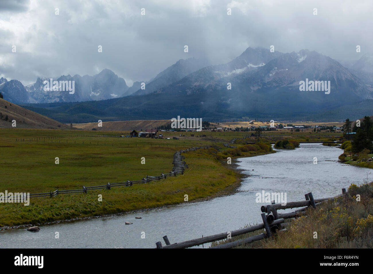Salmon River sotto la gamma a dente di sega, Stanley, Idaho, Stati Uniti Foto Stock
