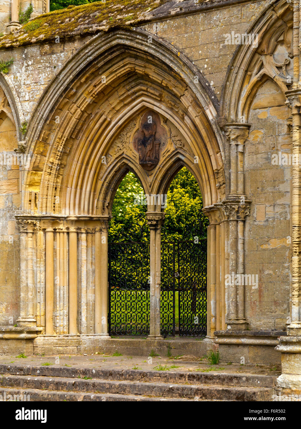 Porta e arco in facciata ovest a Newstead Abbey vicino Ravenshead NOTTINGHAMSHIRE REGNO UNITO Inghilterra ex casa di Lord Byron Foto Stock