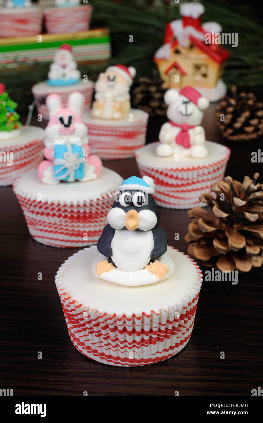 Zucchero pinguino di Natale figurina su muffin vetrato Foto Stock