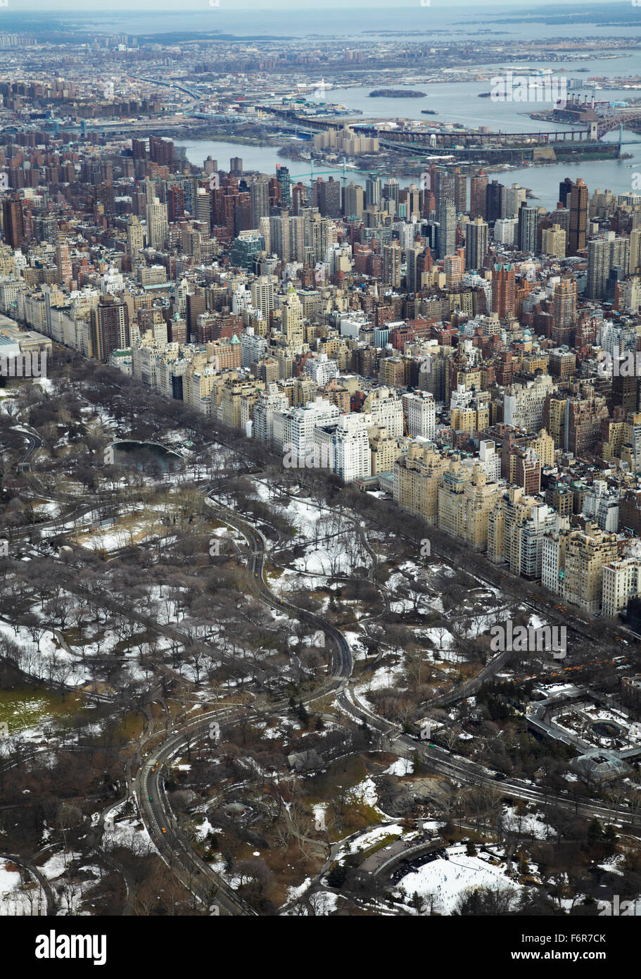 Vista aerea dell'Upper East Side di New York City in inverno da un elicottero sopra Central Park. Foto Stock