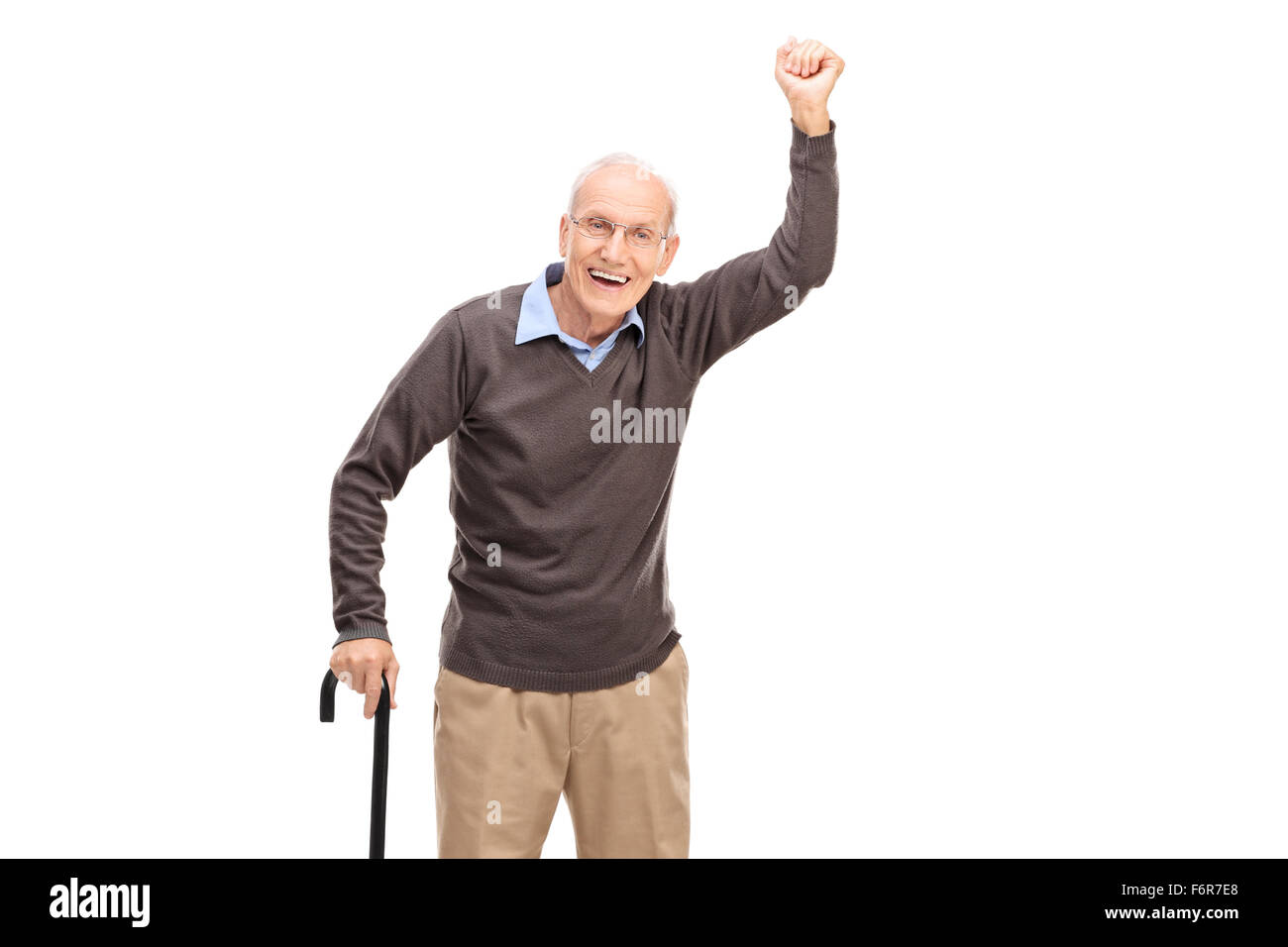 Felice l'uomo senior gesti con le mani in aria isolata su sfondo bianco Foto Stock