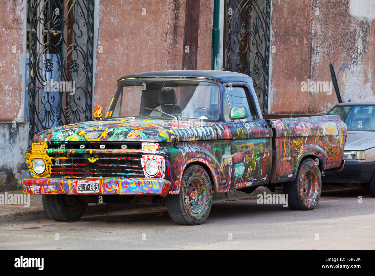Colorate auto d'epoca. San Antonio de Areco, Argentina. Foto Stock