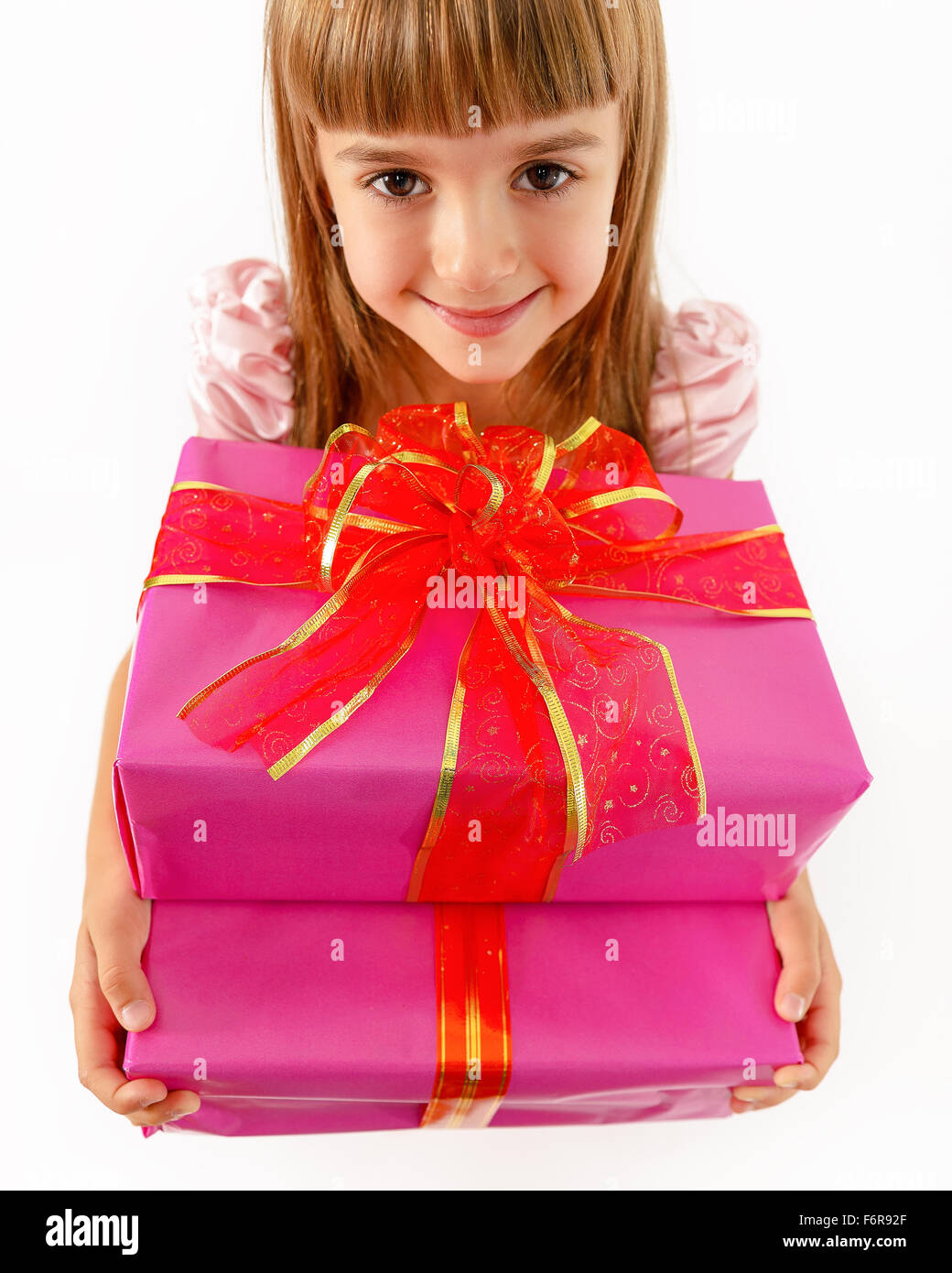 Ritratto di un felice bambina con doni nelle sue mani Foto Stock