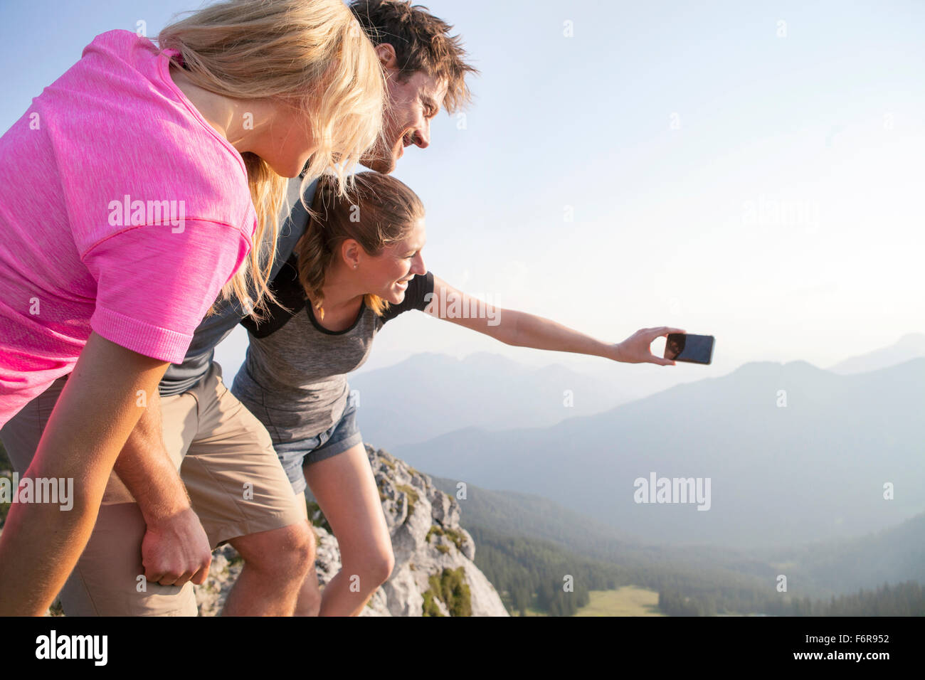 Gruppo di amici di scattare la foto sul picco di montagna Foto Stock