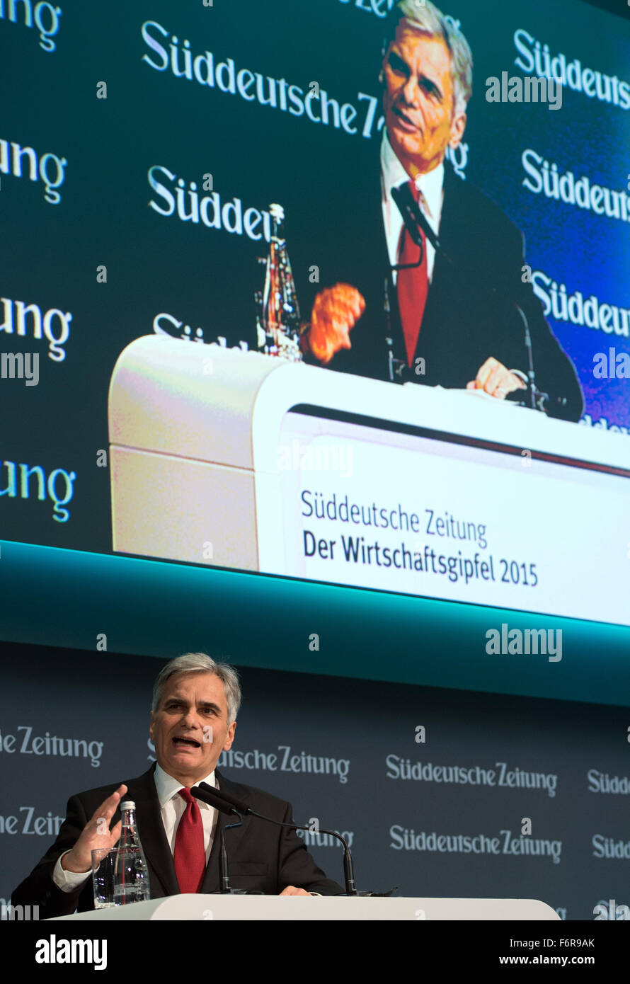 Il Cancelliere austriaco Werner Faymann parla sul tema "L'Europa e le sue nuove sfide' all'apertura del 2015 Vertice economico ospitata dalla Sueddeutsche Zeitung di Berlino, Germania, 19 novembre 2015. Foto: SOEREN STACHE/dpa Foto Stock