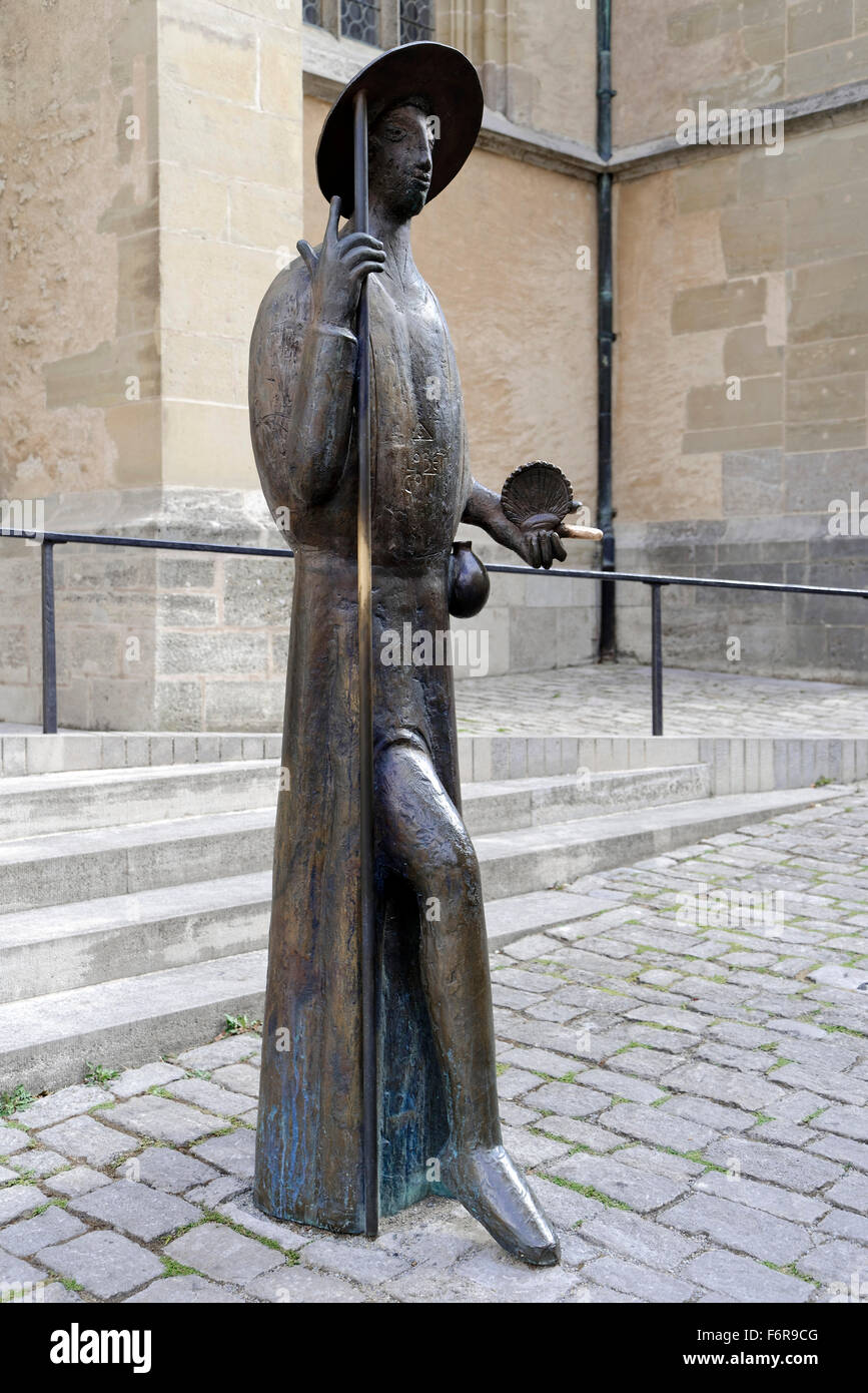 Statua in bronzo di San Giacomo, di fronte a San Giacomo è la Chiesa, guida per pellegrini, Rothenburg ob der Tauber, Media Franconia Foto Stock