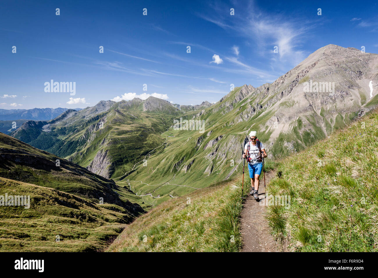 Alpinista scalata Wurmaulspitze, Wilde Kreuzspitz dietro, Vals vallata sottostante, Pfunderer montagne, Valle Isarco, Alto Adige Foto Stock