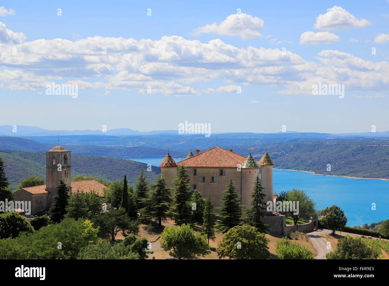 Château d'Aiguines sul Lac de Sainte-Croix, Provenza, Var, Francia Foto Stock