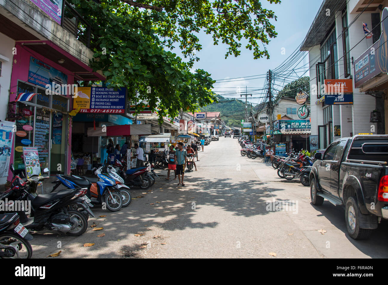 Strada di Mae Haad, Koh Tao, Golfo di Thailandia, Tailandia Foto Stock