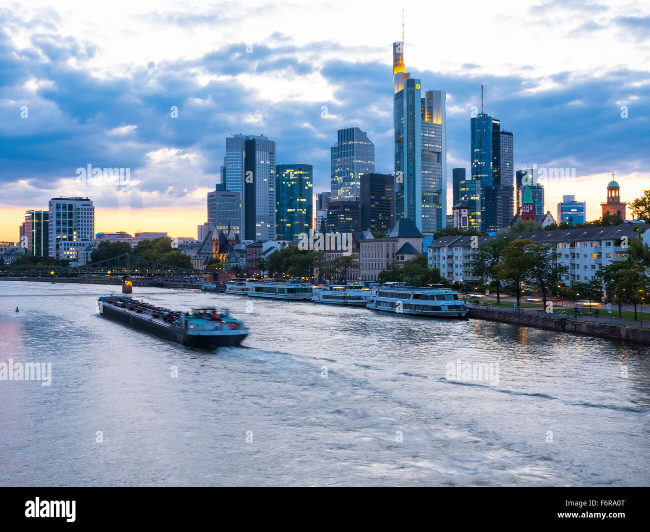 Vista del fiume e dello skyline di Francoforte con il quartiere finanziario di Francoforte am Main, Hesse, Germania Foto Stock