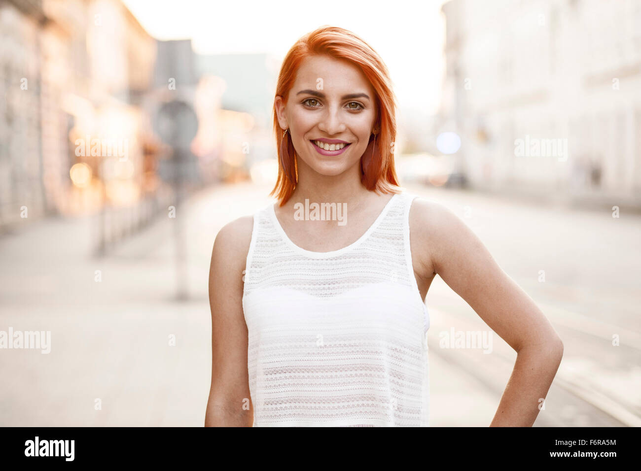 Redheaded donna in bianco abiti estivi Foto Stock