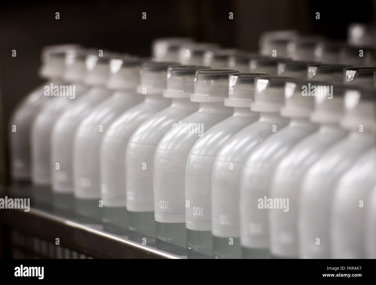 Un sacco di bottiglie di plastica con un farmaco. Foto Stock