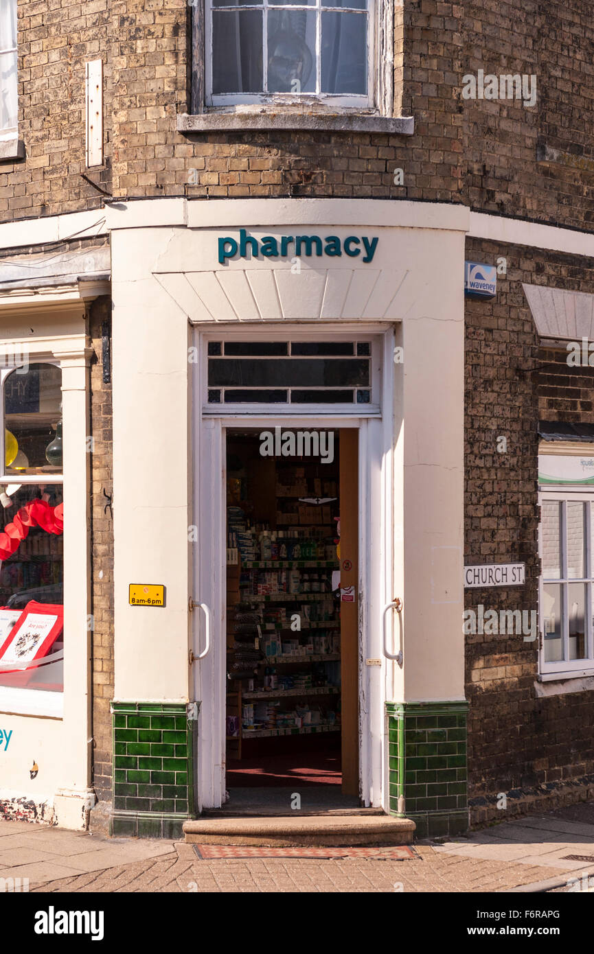 La farmacia a Southwold , Suffolk , Inghilterra , Inghilterra , Regno Unito Foto Stock La farmacia a Southwold , Suffolk , Inghilterra , Inghilterra , Regno Unito Foto Stock