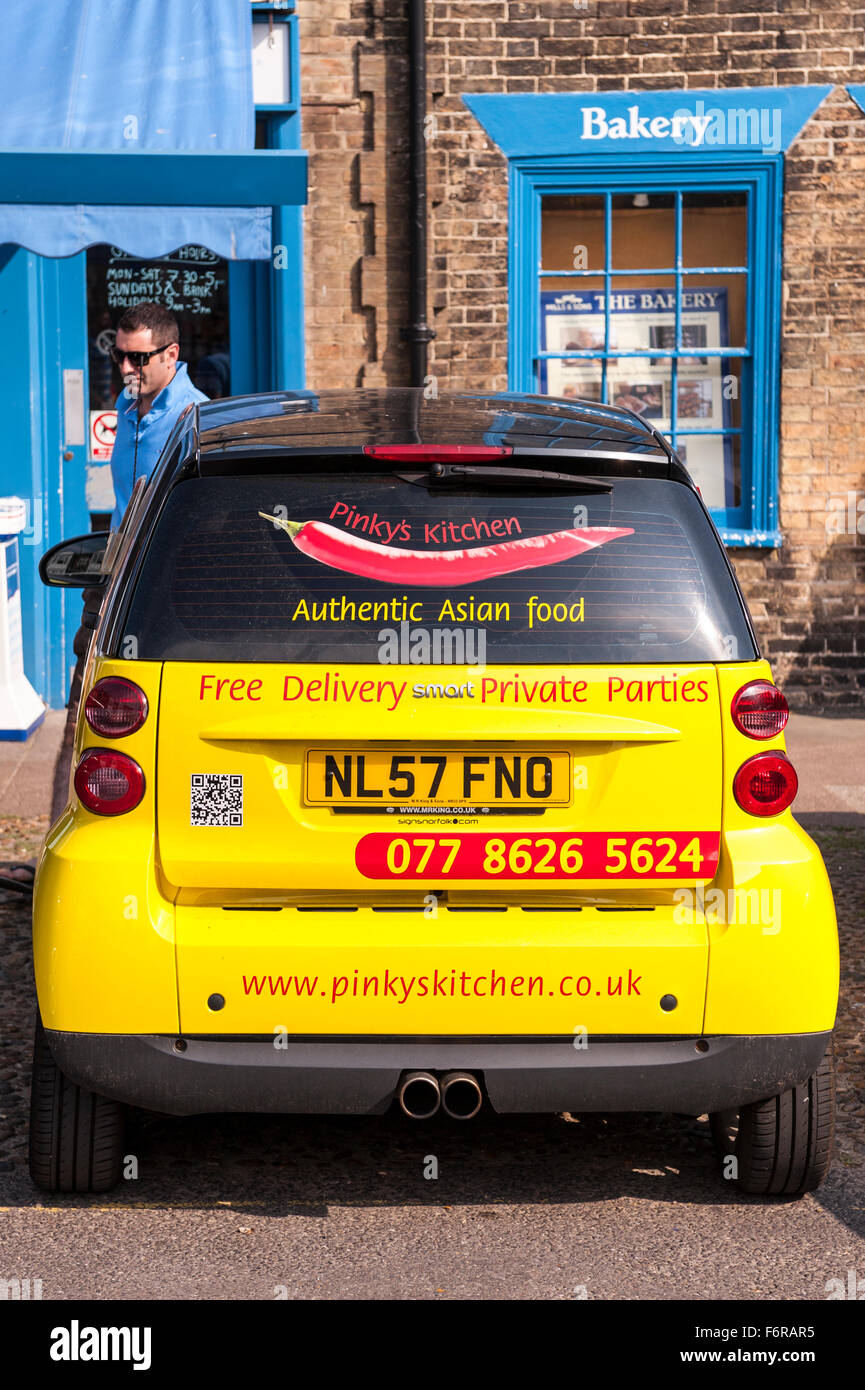 Una Smart auto coperti in adesivi pubblicitari nel Regno Unito Foto stock -  Alamy