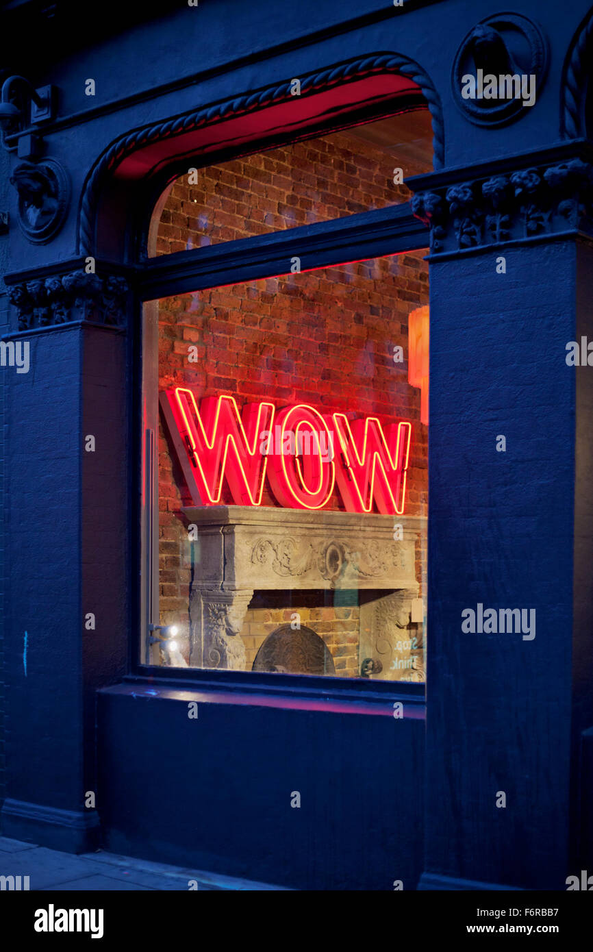 WOW in neon lettere a un arredamento negozio in Shoreditch, Londra Foto Stock