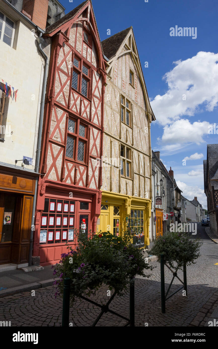 Scena di strada, vecchi negozi a Montrichard, Valle della Loira, Francia Foto Stock