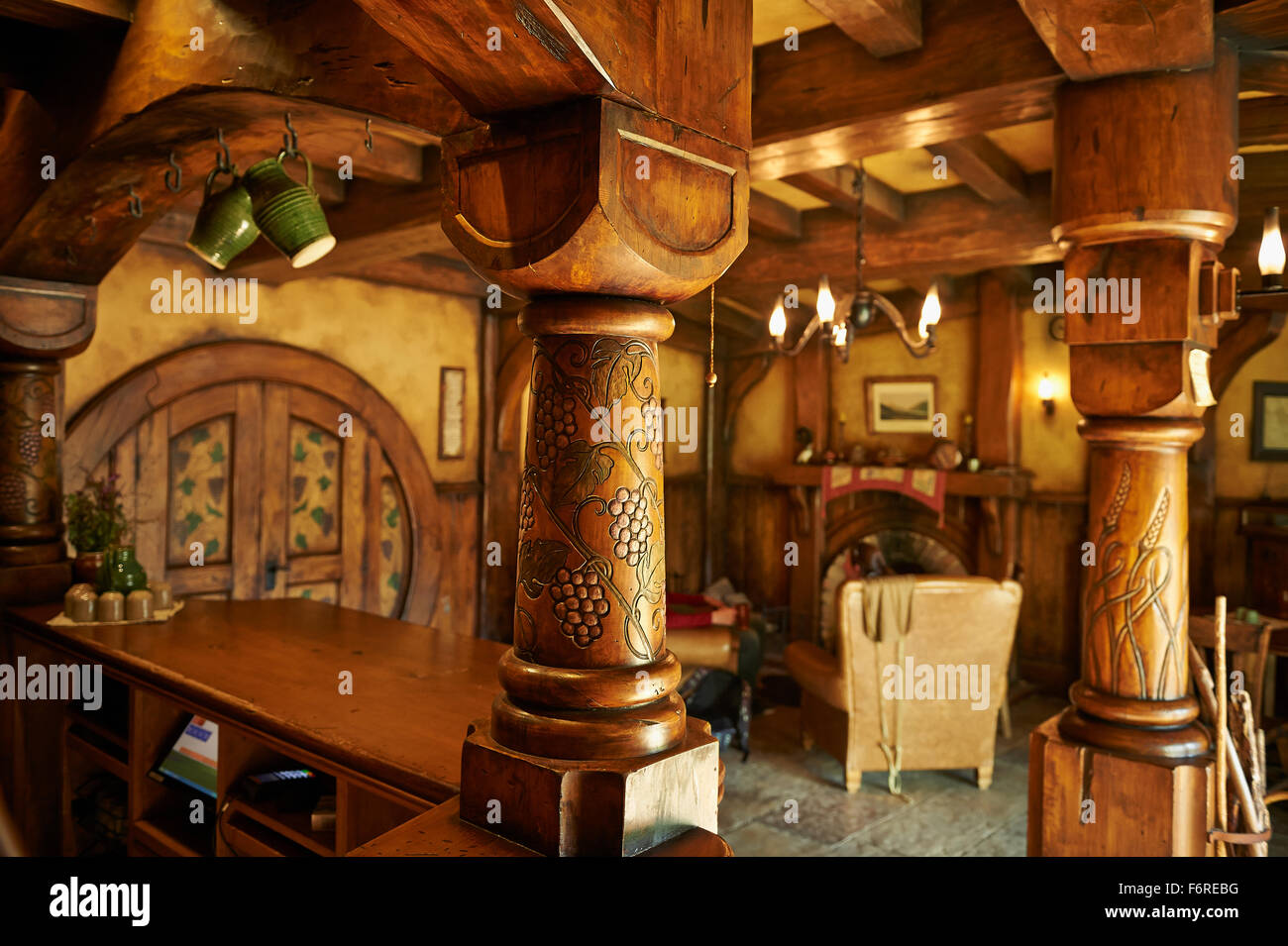Immagine interna del Green Dragon Inn, Hobbiton movie set. Foto Stock