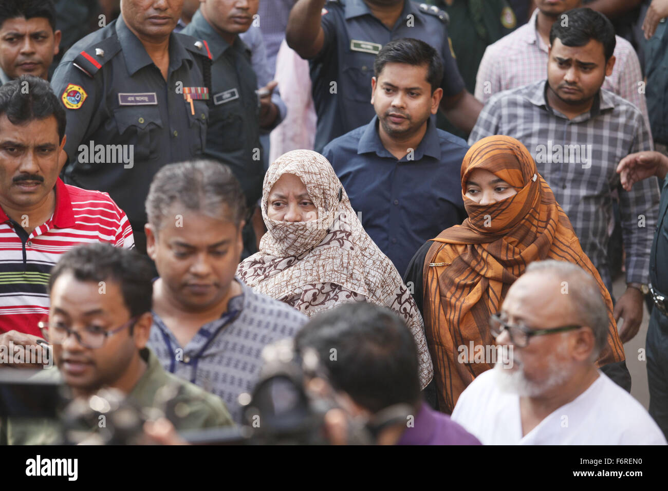 Dacca in Bangladesh. Xix Nov, 2015. I membri della famiglia del condannato a morte per crimini di guerra e di prigionia gruppo Jamaat leader Ali Ahsan Mohammad Mujahid è andato a Dhaka prigione centrale di incontrarlo, Dhaka, Bangladesh, nov. 19, 2015. Ex comandante Al-Badr Mujahid è stato condannato a morte il 17 luglio 2013 per l'assassinio di intellettuali e di uccisione e la tortura di indù nel 1971. © Suvra Kanti Das/ZUMA filo/Alamy Live News Foto Stock