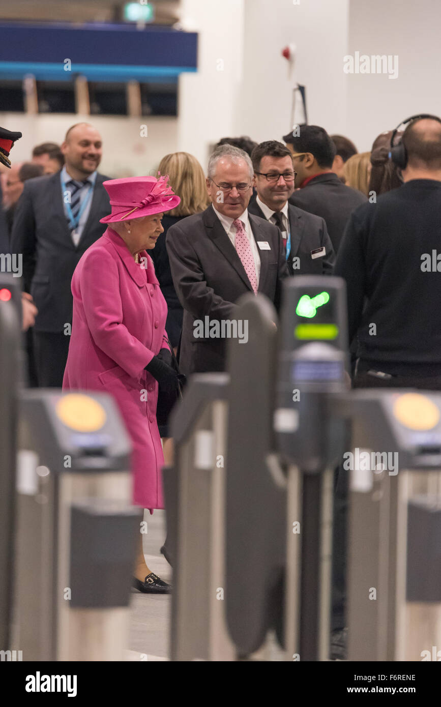 Birmingham, Regno Unito. Il 19 Novembre, 2015. In mezzo alle strette misure di sicurezza e di un forte impatto visivo la presenza della polizia la regina è venuto a Birmingham oggi ufficialmente a riaprire la stazione di New Street è stata accolta da una grande folla desiderosa di intravedere di lei e a rallegrare salì come giunse attraverso la stazione di credito: David Holbrook/Alamy Live News Foto Stock