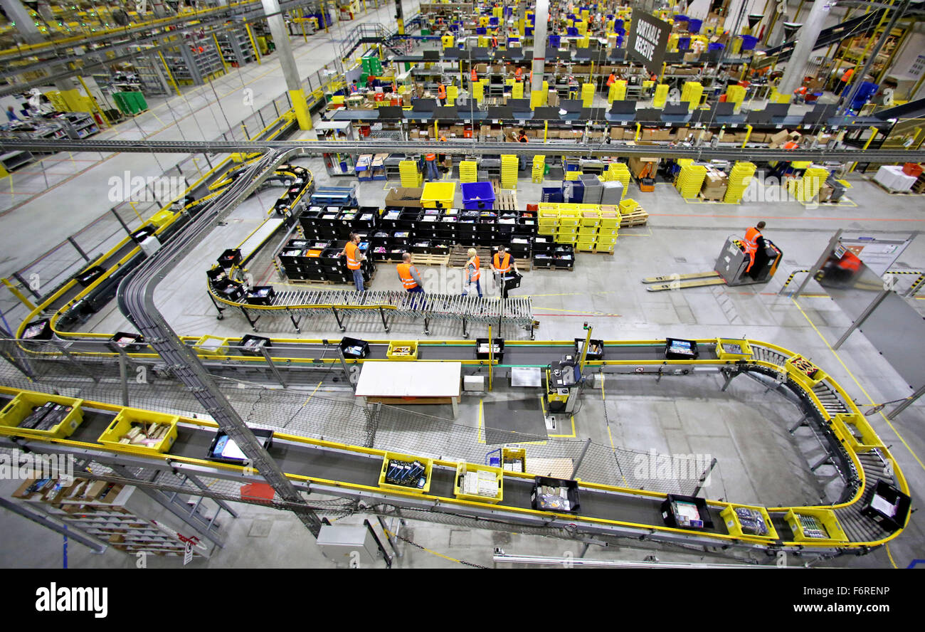 I dipendenti della logistica di Amazon centro preparazione di pacchetti per  la consegna a Leipzig, Germania, 19 novembre 2015. Vendite di Natale hanno  ora cominciato per il commercio on line società con