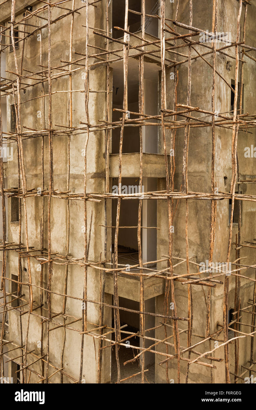 Sito in costruzione in Etiopia con tipiche impalcature africana Foto Stock