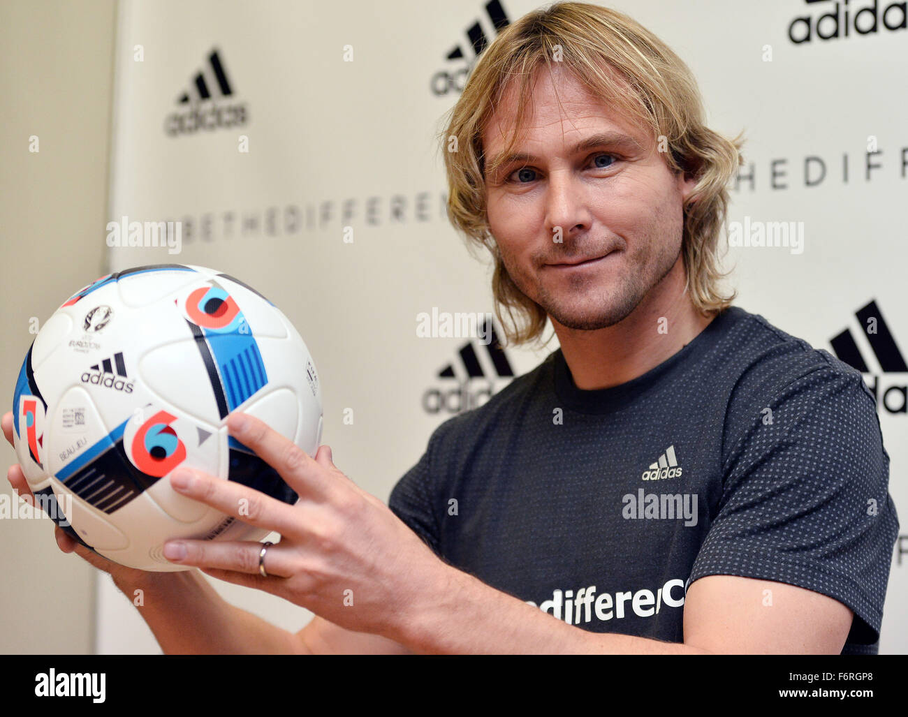 Ceca giocatore di calcio Pavel Nedved presenta il nuovo ufficiale di pallone  da calcio per il
